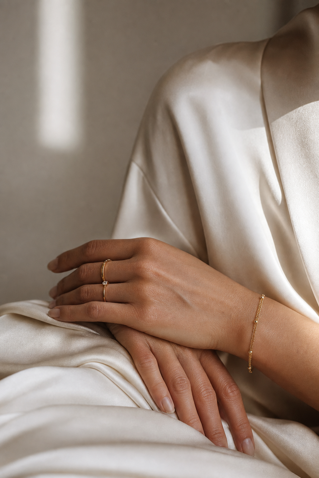 Dettaglio elegante di mani e gioiello